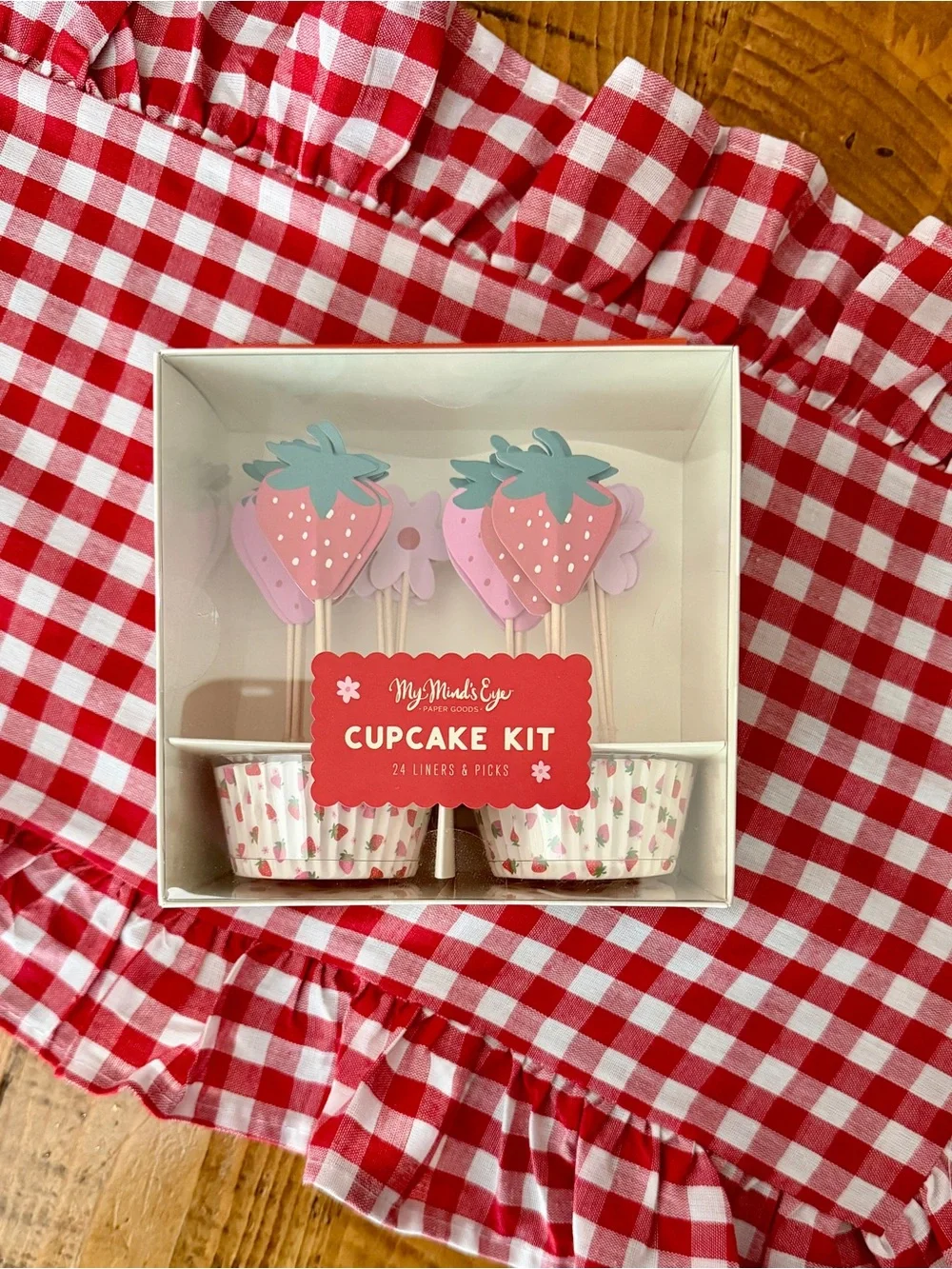My Mind's Eye Strawberry Party Banner and Cupcake Kit — Pink and Red